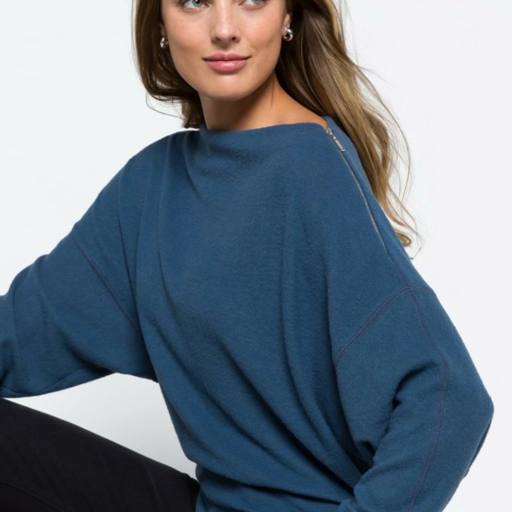 KAILEIGH Londyn Shoulder Zip Boat Neck Knit Top